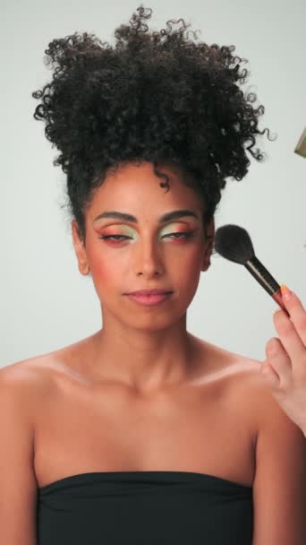 Mestre Maquiagem Profissional Aplica Tinta Modelo Jovem Com Cabelo Encaracolado — Vídeo de Stock