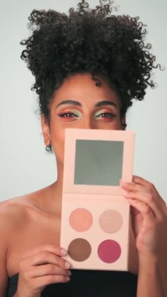Una Joven Con Maquillaje Brillante Ríe Regocija Sosteniendo Conjunto Cosméticos — Vídeo de stock