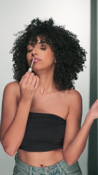 Pionowy Portret Młodej Modelki Ponurymi Afro Włosami Jasnym Makijażem Maluje — Wideo stockowe