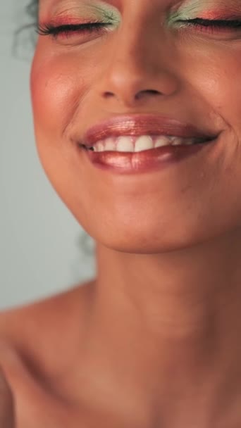 Portrait Vertical Jeune Modèle Aux Cheveux Afro Ternes Maquillage Éclatant — Video