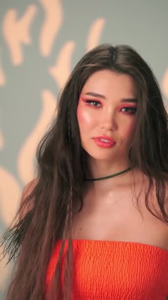 Rüzgarda Savrulan Uzun Saçlı Parlak Makyajlı Genç Bir Kadının Dikey — Stok video