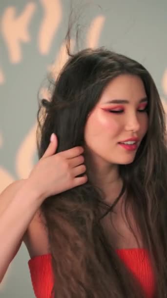 Vertikální Portrét Mladé Ženy Dlouhými Vlasy Větru Jasným Make Upem — Stock video