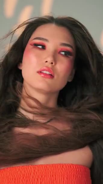Retrato Vertical Una Joven Con Pelo Largo Soplando Viento Maquillaje — Vídeos de Stock