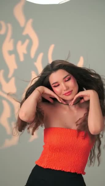 Rüzgarda Savrulan Uzun Saçlı Parlak Makyajlı Genç Bir Kadının Dikey — Stok video