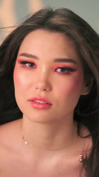 Retrato Vertical Una Joven Con Pelo Largo Soplando Viento Maquillaje — Vídeo de stock