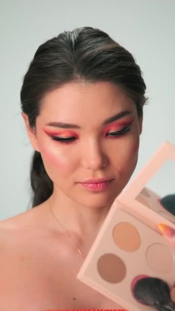 Maestro Hace Maquillaje Profesional Para Una Mujer Joven Con Pelo — Vídeos de Stock