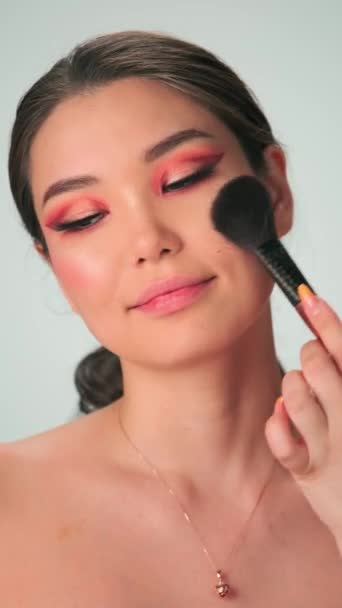 Mästaren Gör Professionell Makeup För Ung Kvinna Med Långt Svart — Stockvideo