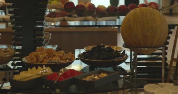 호텔의 식당에서 테이블 슬로우 — 비디오