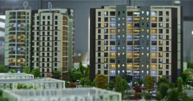 Manzaralı ve yollu apartmanların minyatür modelinin panoraması. Yavaş Hareket.