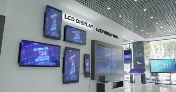 Wall Cctv Screens Exhibition Hall Panorama Slow Motion — Stock Video