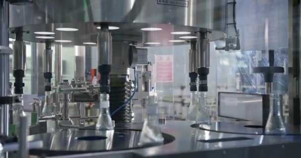 生产线上的玻璃饮用水瓶 慢动作 — 图库视频影像