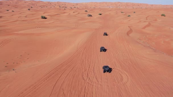 Беспилотник Пролетает Над Караваном Багги Проезжая Песку Пустыни Вид Воздуха — стоковое видео