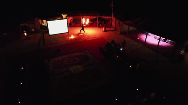 夜间在阿拉伯地毯上用火把舞者拍下来的无人机 空中视图 — 图库视频影像