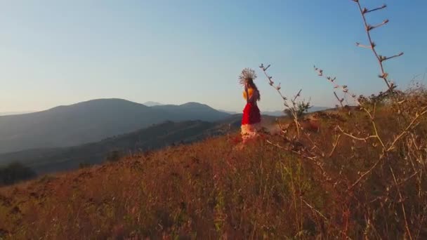 Drone Vuela Sobre Mujer Joven Traje Otoño Prado Las Montañas — Vídeos de Stock
