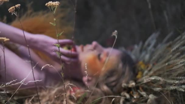Młoda Kobieta Jesiennym Stroju Projektanta Kwiatów Liści Kolców Leżących Trawie — Wideo stockowe