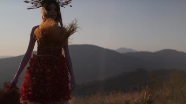 Una Joven Modelo Femenina Vestido Diseño Hecho Flores Tocado Hecho — Vídeos de Stock