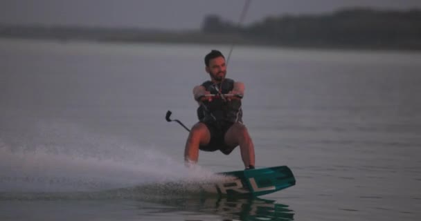 Wakesurfer Jeździ Desce Jeziorze Zbliżenie Teal Wakeboard Kręcone Zachodzie Słońca — Wideo stockowe