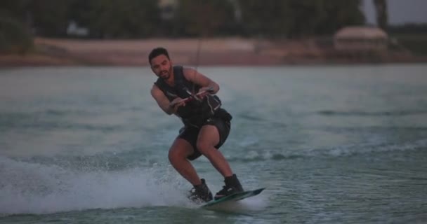 Wakesurfer Καβαλάει Μια Σανίδα Μια Λίμνη Κοντινό Πλάνο Teal Wakeboard — Αρχείο Βίντεο