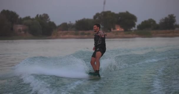 Wakesurfer Reitet Auf Einem Brett Auf Einem See Nahaufnahme Krickenten — Stockvideo