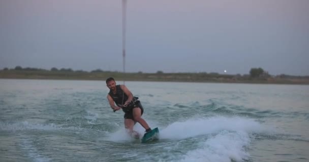 Wakesurfer Gölde Sörf Tahtası Kullanıyor Yakın Çekim Deniz Mavisi Wakeboard — Stok video