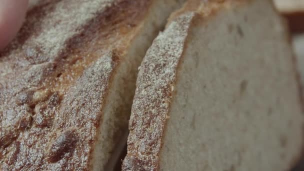 Corte Pão Trigo Fresco Assado Holandês Close Parte Uma Mão — Vídeo de Stock