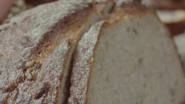Krájení Čerstvě Upečeného Holandského Pšeničného Chleba Zblízka Část Mužské Ruky — Stock video