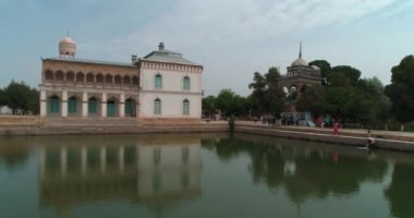 İHA, Sitorai Mohi-Hosa Sarayı 'nın havuzu üzerinde uçuyor. Buhara Emiri 'nin kır evi. Hava Görünümü.