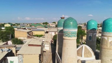 Chor Minor 'un etrafında bir dron uçuyor, Khalif Niyaz-kul' un Madrasah 'ı. Eski Buhara, Özbekistan. Güneşli bir yaz günü. Hava Görünümü.