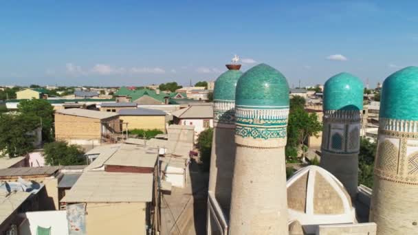 Een Drone Vliegt Rond Chor Minor Madrasah Van Khalif Niyaz — Stockvideo