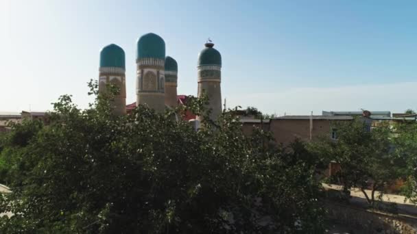 Dron Przelatuje Obok Drzewa Niedaleko Chor Minor Madrasah Khalif Niyaz — Wideo stockowe