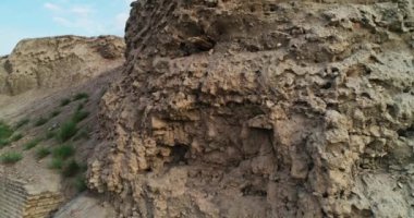 Özbekistan 'ın Buhara kentindeki eski evlerle çevrili antik Ark kalesinin tuğla duvarları. Bulutlu bir sabah. Drone, Hava Görüntüsü.