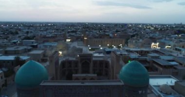 İnsansız hava aracı Poi-Kalon mimari kompleksinin ana kapısına yakın uçuyor. Sabahın erken saatlerinde, eski Buhara, Özbekistan. Hava Görünümü.