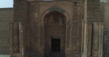 İnsansız hava aracı Özbekistan 'ın eski Buhara kentindeki Magok-i-Attari cami kompleksinin antik kapılarına yakın uçuyor. Bulutlu bir gün. Hava Görünümü.