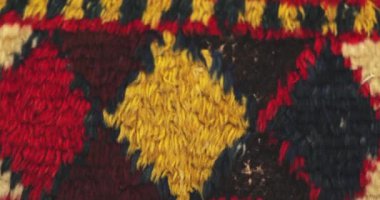 Özbekistan 'daki Semerkant halılarının süs ve desenlerine yakın çekim. Klasik teknolojiye göre üretildi.