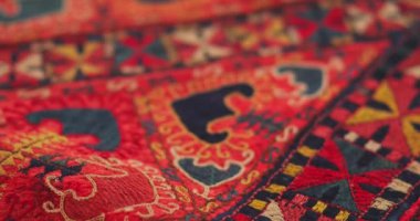 Özbekistan 'daki Semerkant halılarının süs ve desenlerine yakın çekim. Klasik teknolojiye göre üretildi.