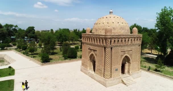 Drone Vliegt Rond Ismoil Somoniy Madrasah Een Zonnige Dag Oezbekistan — Stockvideo