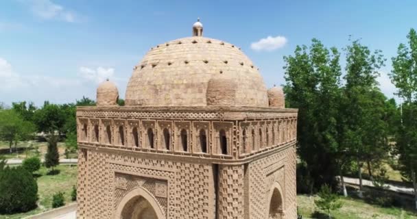 Een Drone Vliegt Dicht Bij Een Ismoil Somoniy Madrasah Een — Stockvideo