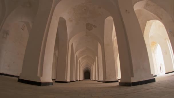 Passage Zwischen Säulen Und Bögen Mir Arab Madrasasi Komplex Mir — Stockvideo