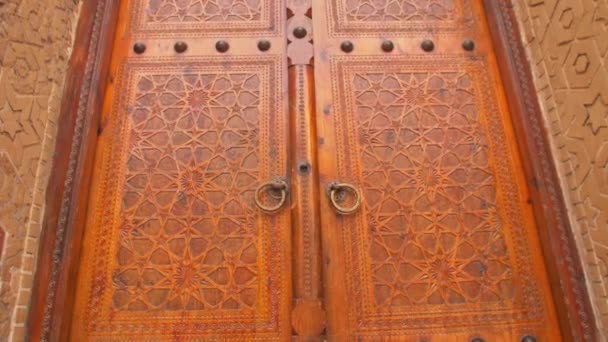 Starożytne Drewniane Drzwi Orientalnymi Ozdobami Otwierają Się Salę Kolumnami Kompleksu — Wideo stockowe
