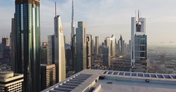 항공기는 두바이 아랍에미리트 두바이에 헬리콥터와 마천루의 지붕을 화창한 — 비디오