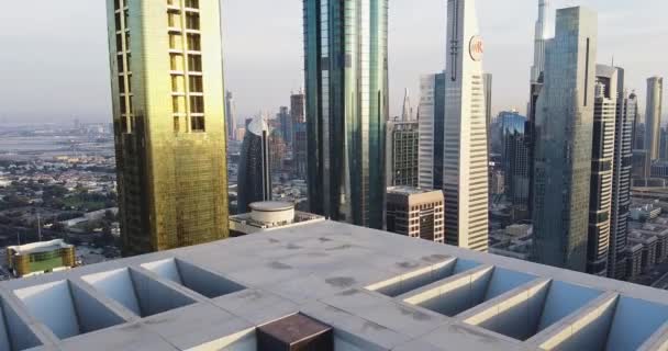 アラブ首長国連邦ドバイ 2023 ドローンは ドバイ Uaeのヘリパッドで高層ビルの屋根の上を飛ぶ 晴れた日 アリアルビュー — ストック動画