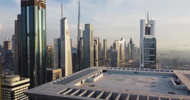 Dubai Emiratos Árabes Unidos 2023 Joven Camina Sobre Techo Rascacielos — Vídeo de stock