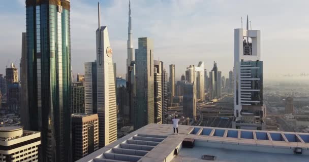 Jeune Homme Marche Sur Toit Gratte Ciel Avec Héliport Dubaï — Video