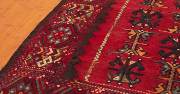 ウズベキスタンのサマルカンドカーペットの装飾とパターンのクローズアップ 古典的な技術に従って作られる — ストック動画