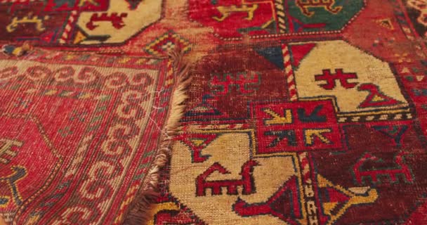 Nahaufnahme Eines Alten Schäbigen Handgefertigten Teppichs Der Von Samarkand Meistern — Stockvideo