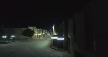 Bir İHA gece şehrin üzerinde uçuyor. Eski Buhara, Özbekistan. Hava Görünümü.