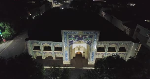 夜间在Bukharanadir Divanbegi建筑群正门附近的无人机 Bukhara Uzbekistan Aerial View — 图库视频影像