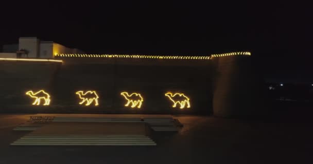 Dron Létá Noci Blízkosti Osvětlených Stěn Komplexu Bukhara Uzbekistán Letecký — Stock video
