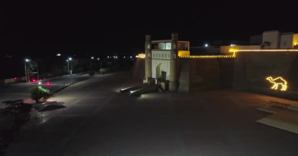 Drone Dekat Gerbang Utama Benteng Kuno Dari Kompleks Tabut Bukhara — Stok Video