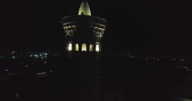 Eski bir Kalyan Minaresi 'nin kulesinin etrafında bir dron gece uçuyor. Buhara, Özbekistan, Havadan görünüm.